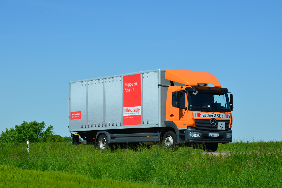 Transport Lkw der Becker & SDR für die Aktenvernichtung